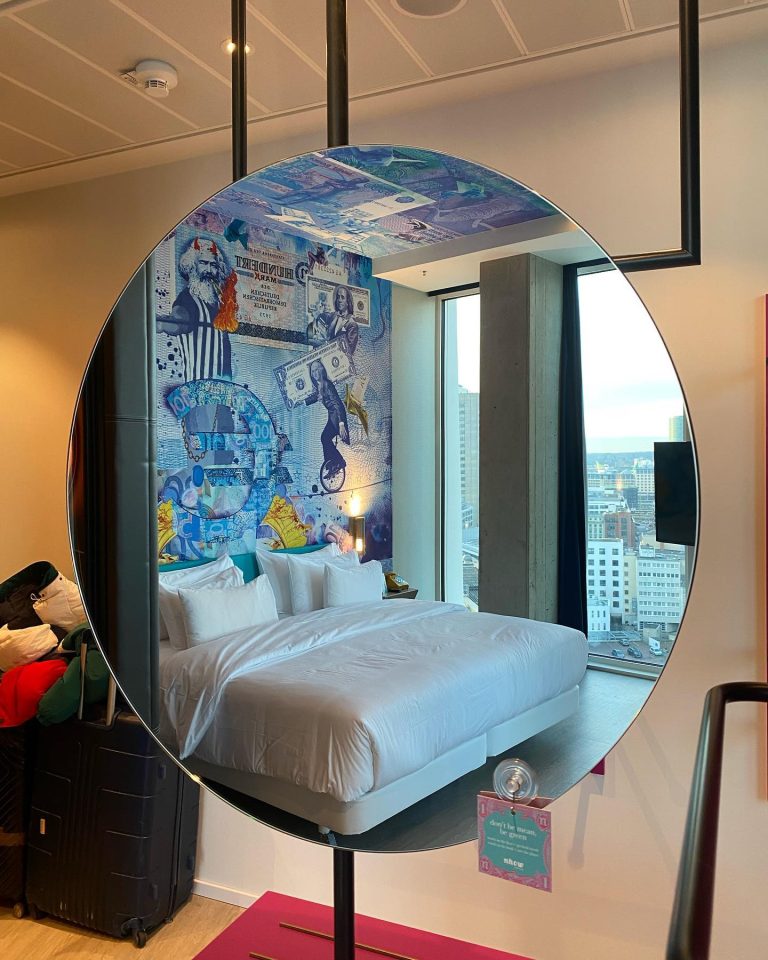 Artista especializado en arte para hoteles e interiorismo | Tercera y última parte del Photoshoot de la diseñadora de vestuario holandesa Tilly Zegers contextualizado en mi arte y murales en el hotel nhow Amsterdam Rai