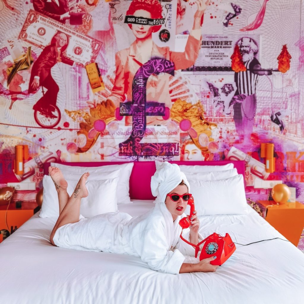 Artista especializado en arte para hoteles e interiorismo | Arte para hoteles que conquista Instagram: Los murales del Nhow Frankfurt