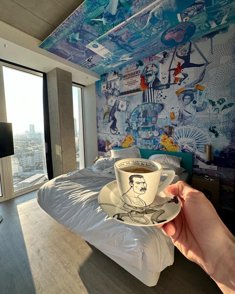 Artista especializado en arte para hoteles e interiorismo | Arte para hoteles que conquista Instagram: Los murales del Nhow Frankfurt